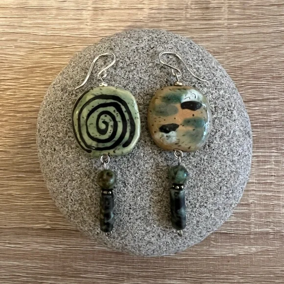 Kazuri bead earrings. - Picture 3 of 3